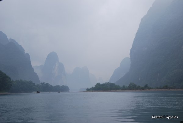 晨雾笼罩着漓江上的喀斯特山峰。